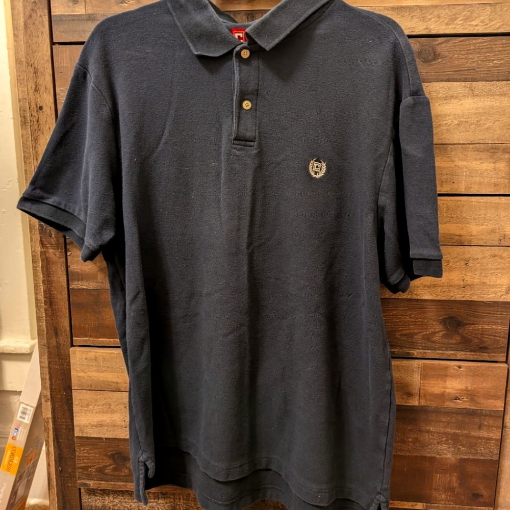 Classic fit, cotton with short sleeves and collar.